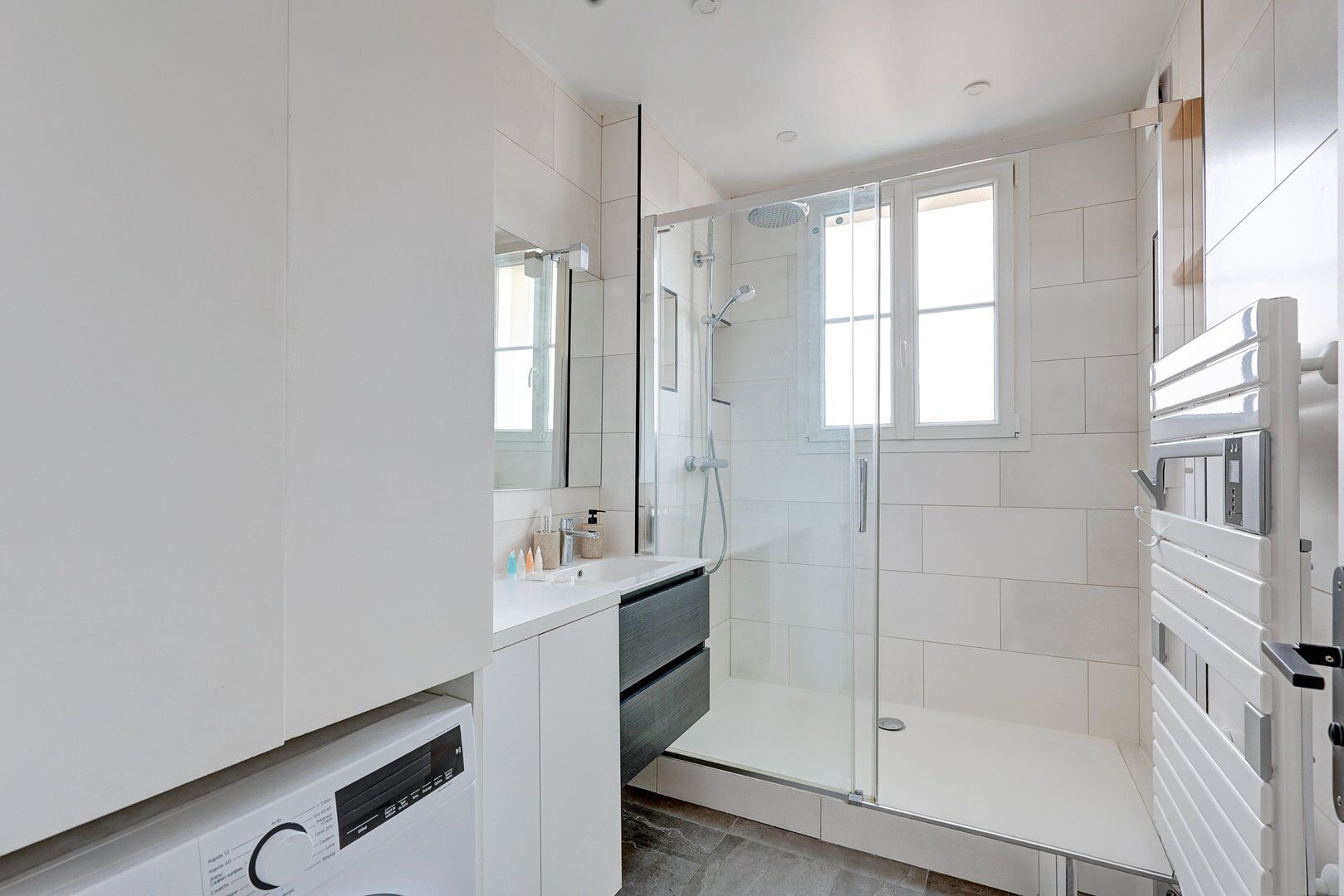 Salle de bain salle de bain suite modern art paris location appartement paris