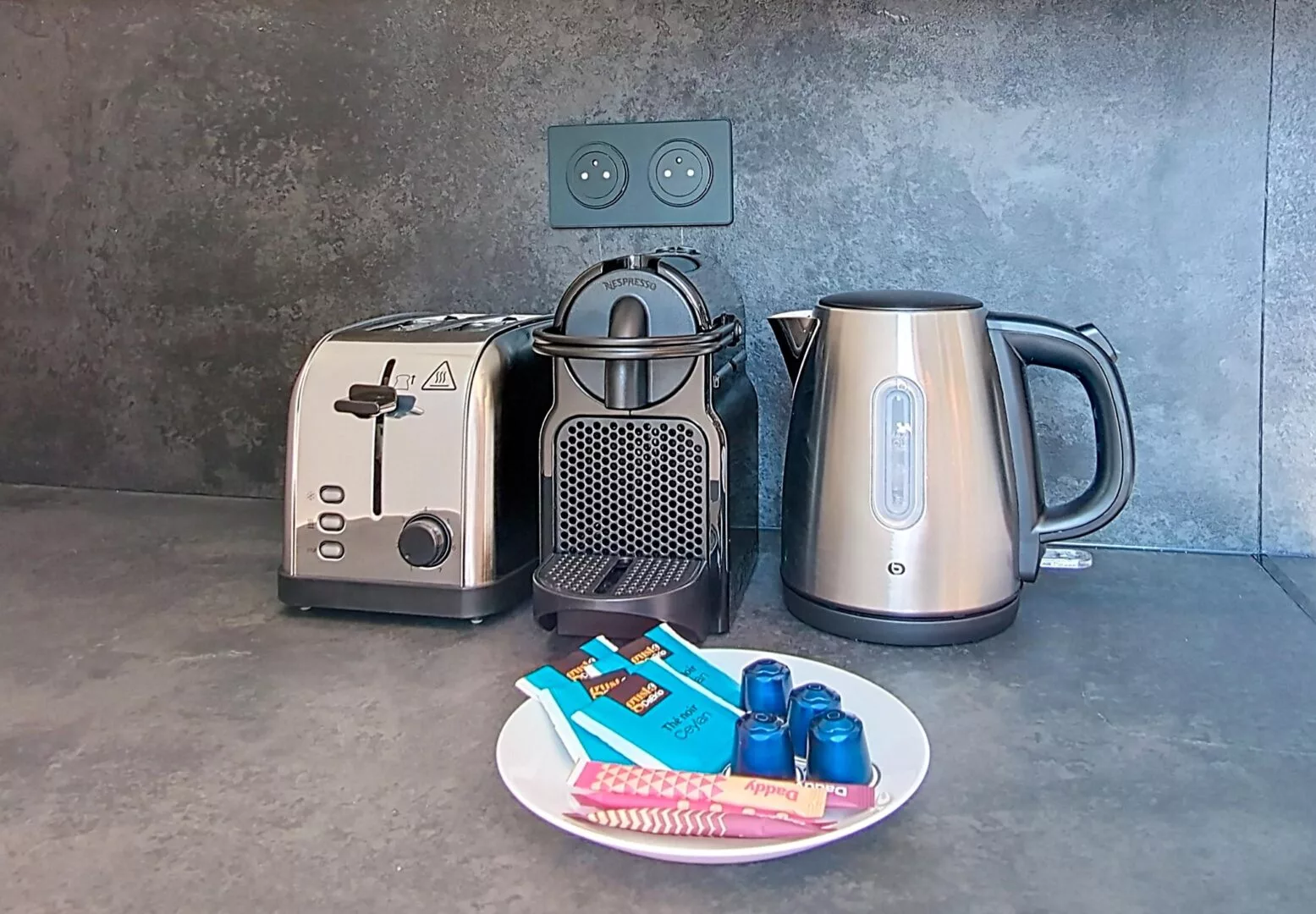 appareils cuisine cafetiere grille pain location appartement court sejour argenteuil Cuisine avec grille-pain, cafetière, bouilloire et dosettes.