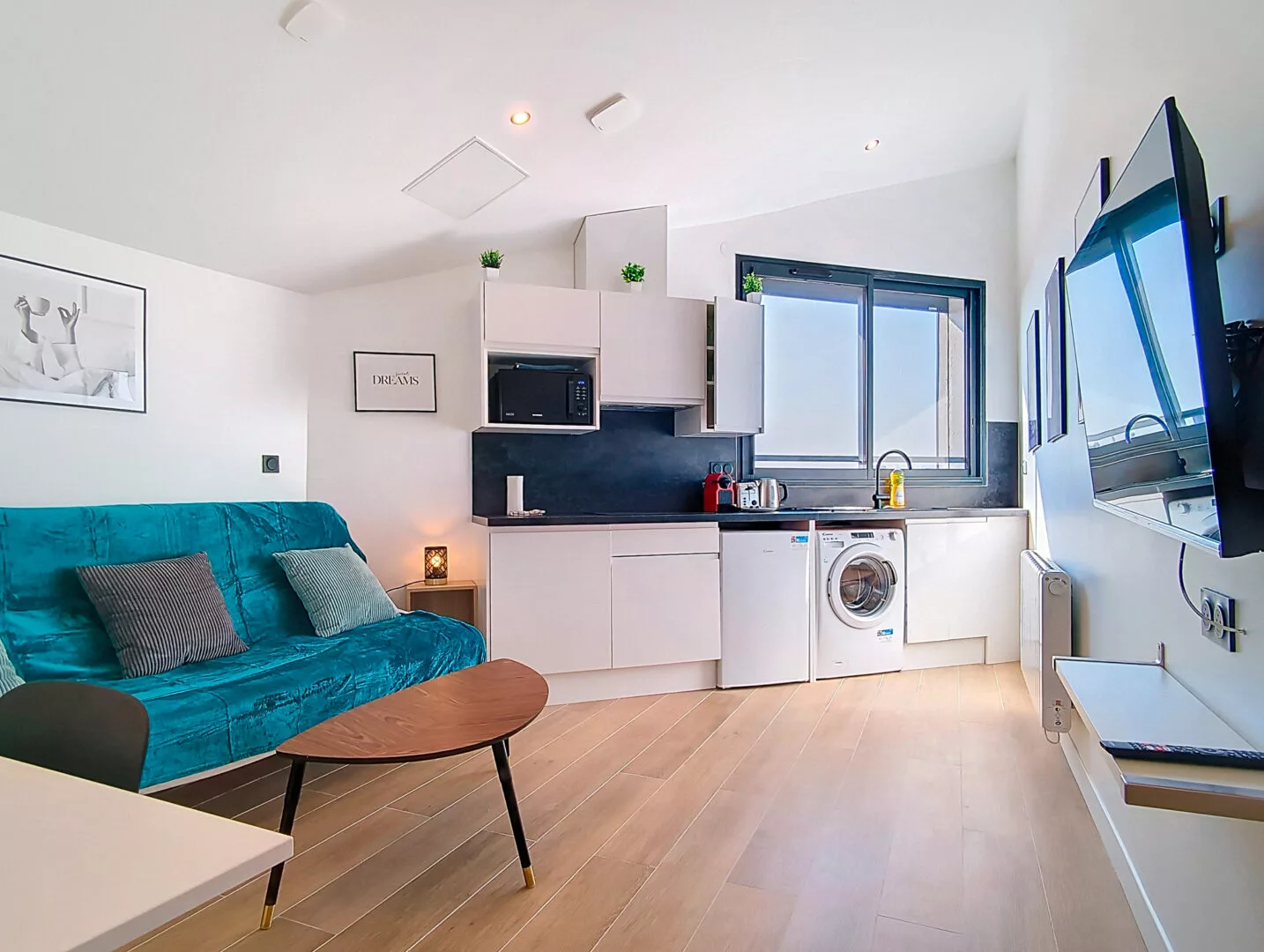 canape lit cuisine equipements complets location appartement court et long sejour argenteuil Salon moderne avec canapé et cuisine équipée.