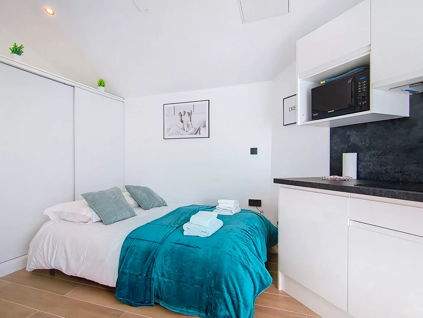 chambre lit double location appartement court et long sejour argenteuil Chambre moderne avec kitchenette et lit double.