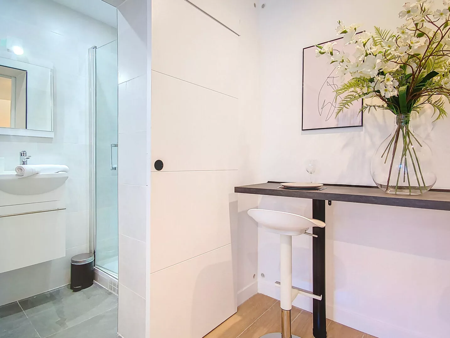 cuisine compacte avec salle de bain attenante location appartement argenteuil Coin salle de bain moderne avec fleurs blanches.