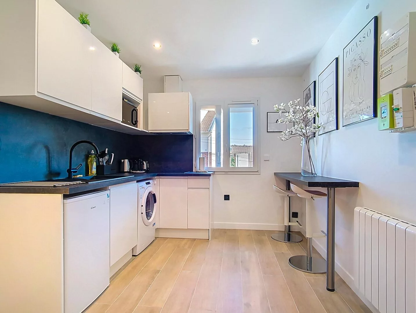 cuisine equipee vue fenetre location appartement argenteuil Petite cuisine moderne avec équipements intégrés.