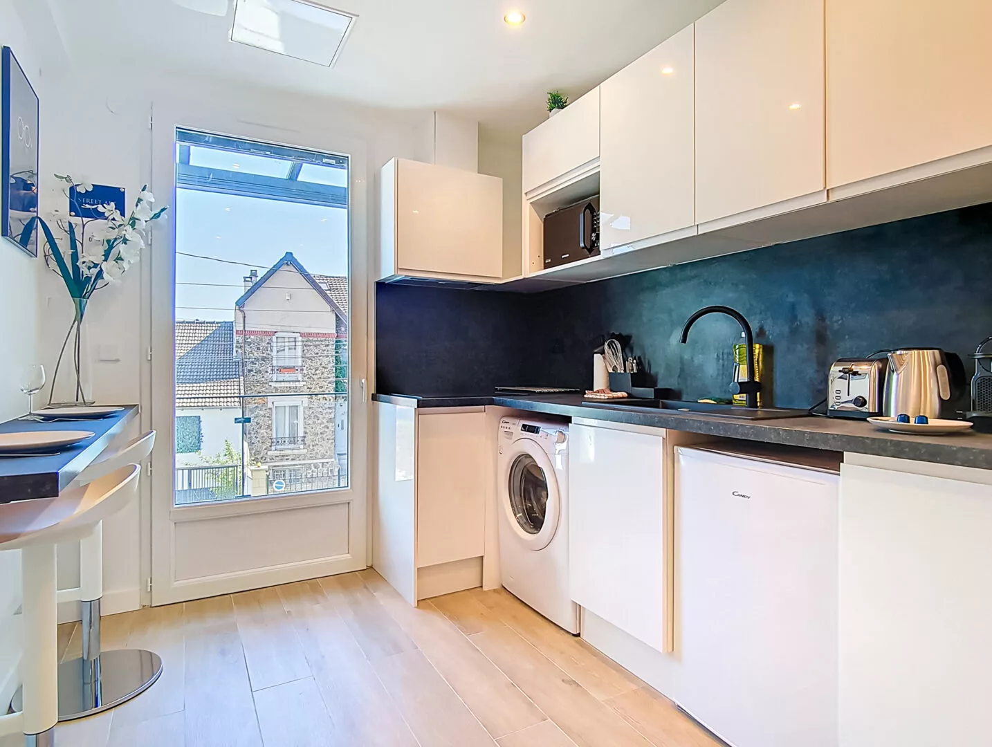 cuisine lumineuse location appartement argenteuil Cuisine moderne avec électroménagers et fenêtre lumineuse.