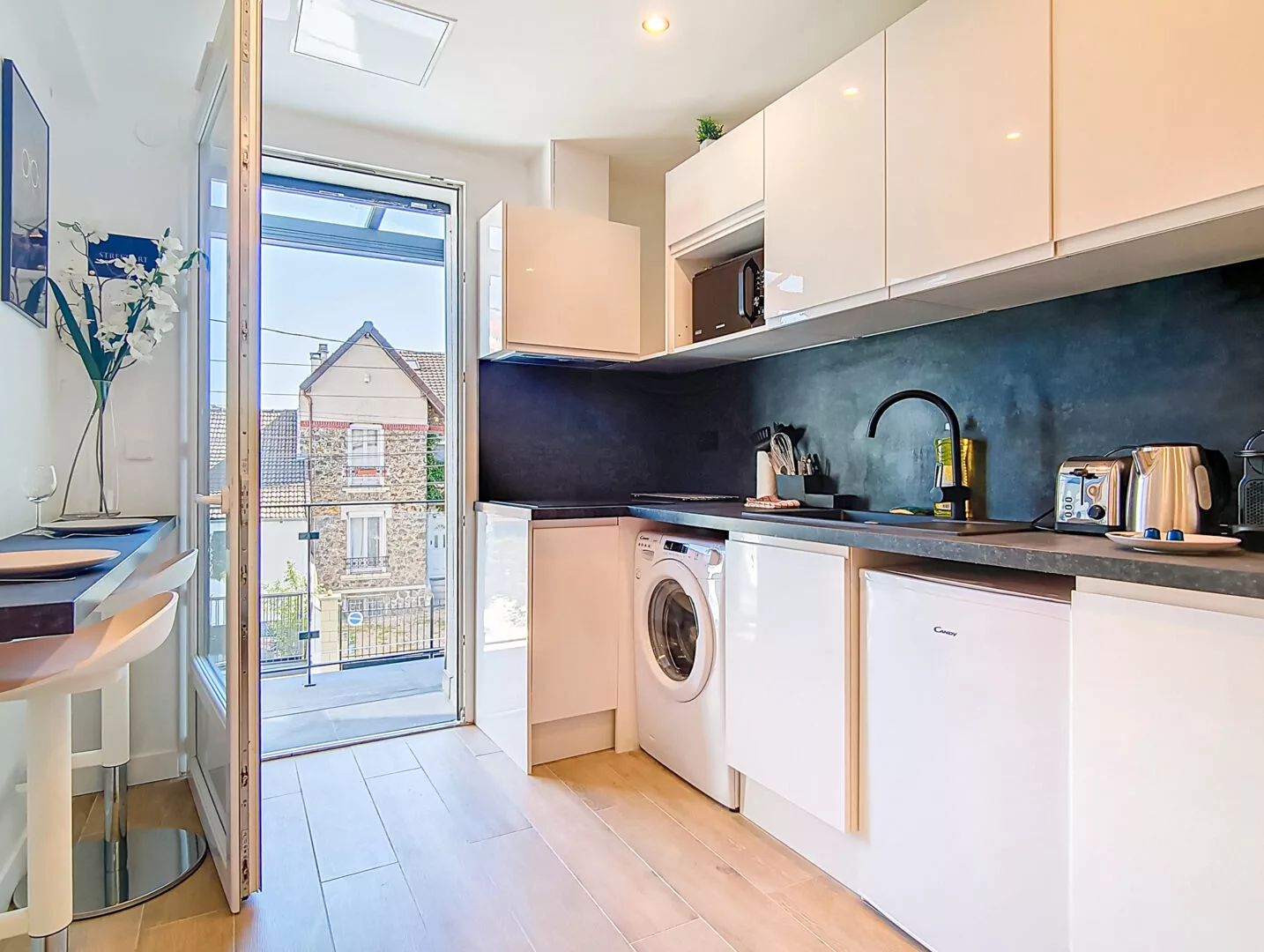 cuisine ouverte balcon location appartement argenteuil Cuisine moderne avec vue sur l'extérieur.