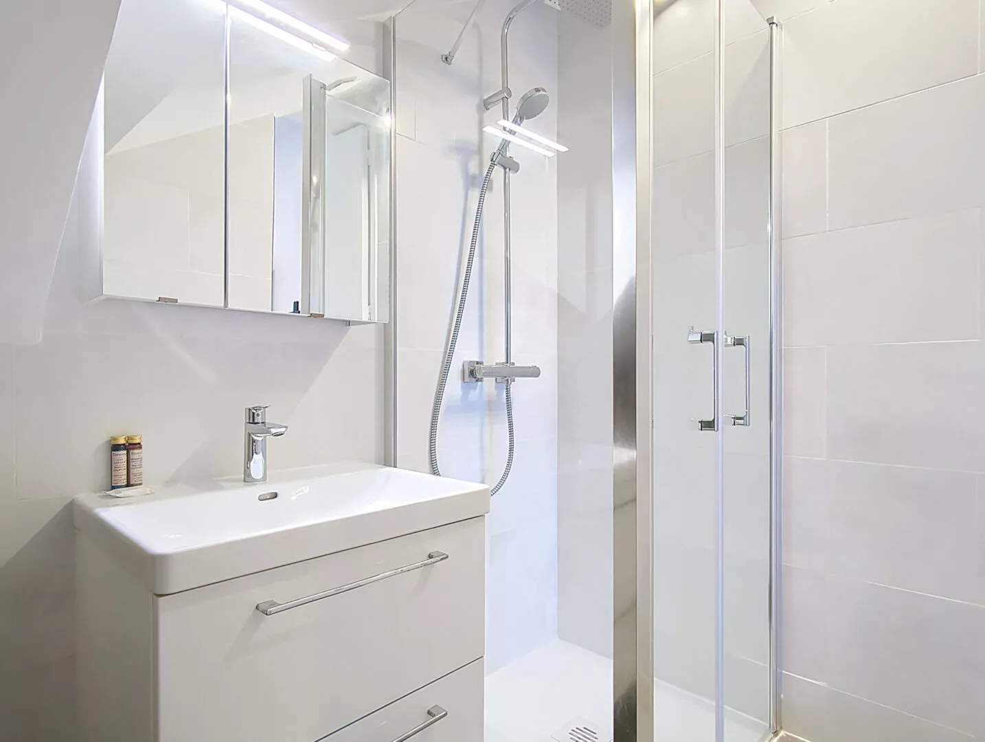 douche moderne location appartement argenteuil Salle de bain avec douche moderne et lavabo blanc.