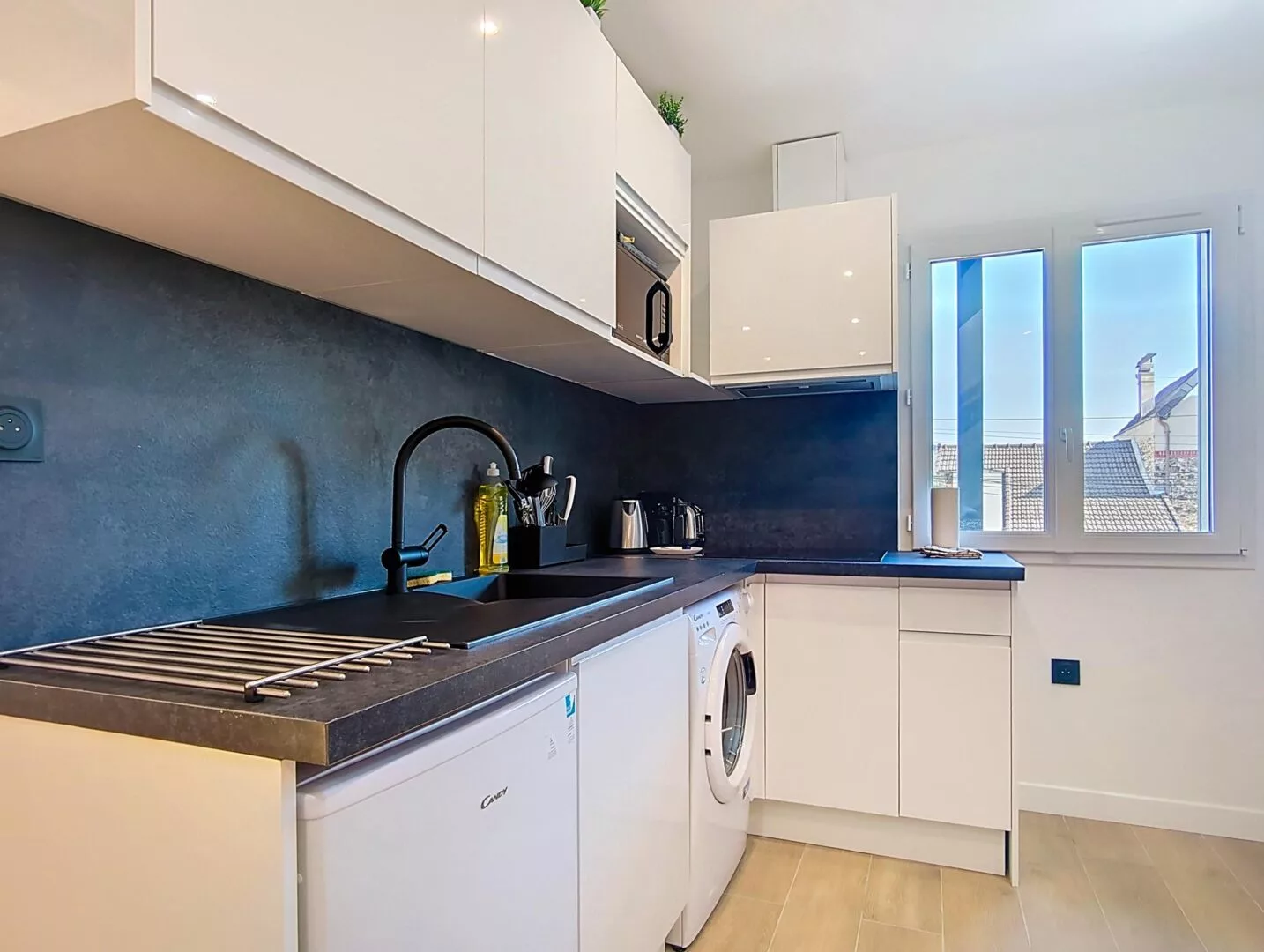 meubles cuisine design location appartement argenteuil Cuisine moderne avec électroménagers et fenêtre lumineuse.