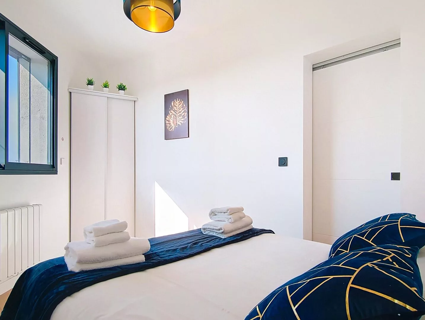 rangements chambre moderne location appartement court sejour argenteuil Chambre moderne avec lit et décoration sobre.