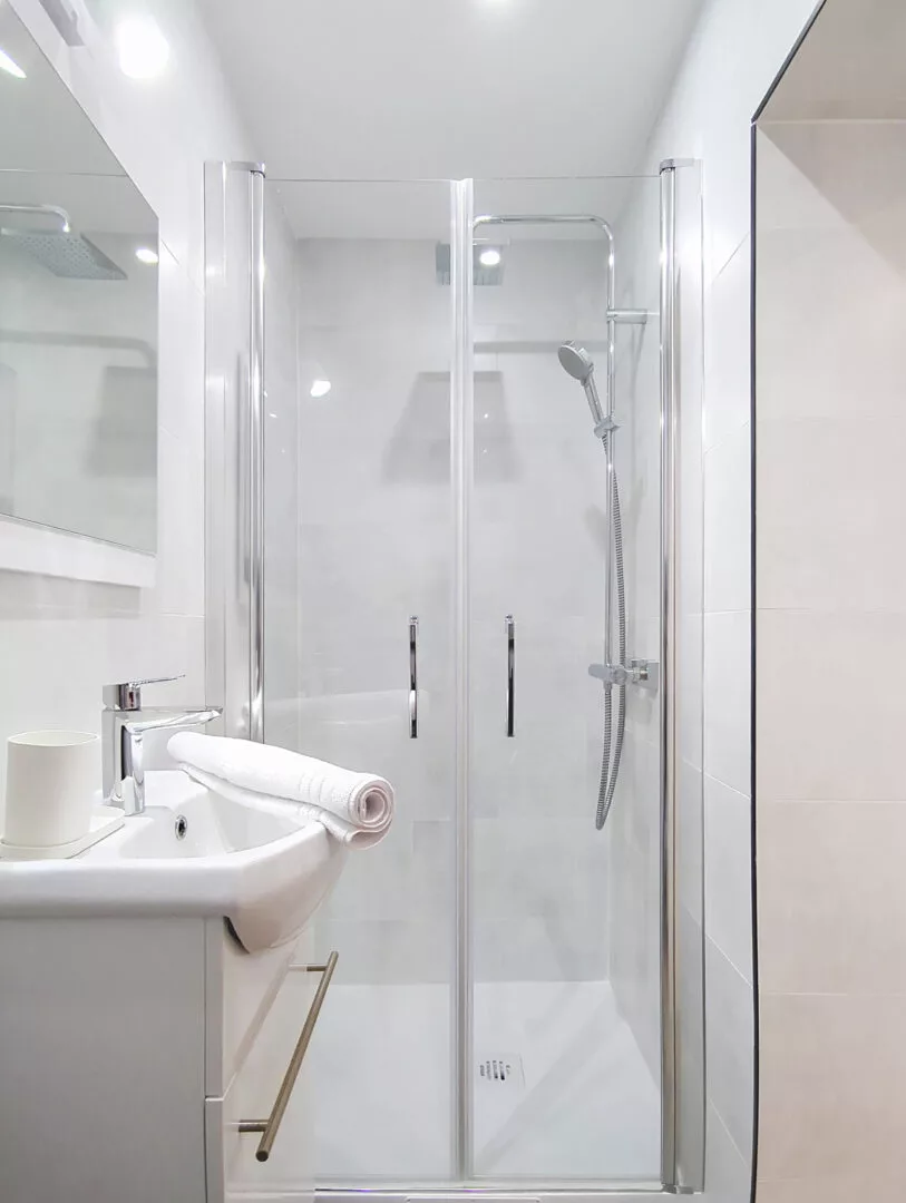 salle de bain moderne avec douche et lavabo location appartement argenteuil Petite salle de bain moderne avec douche vitrée.