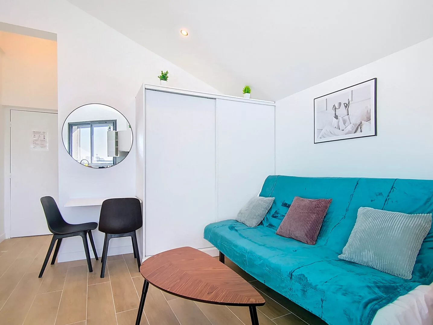 salon canape convertible decoration location appartement court et long sejour argenteuil Salon moderne avec canapé turquoise