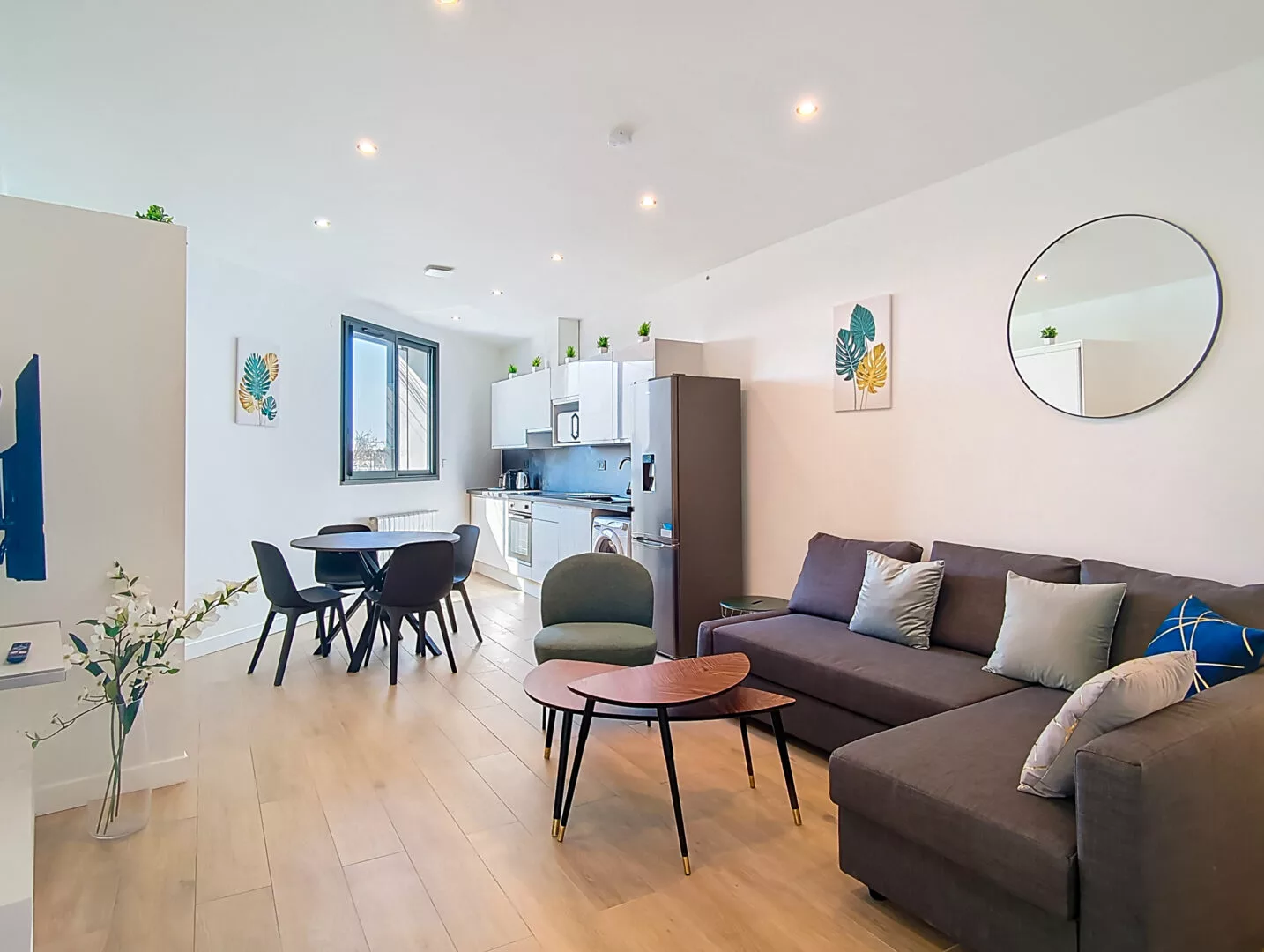 salon cuisine location appartement court sejour argenteuil Salon moderne avec cuisine ouverte et déco épurée.