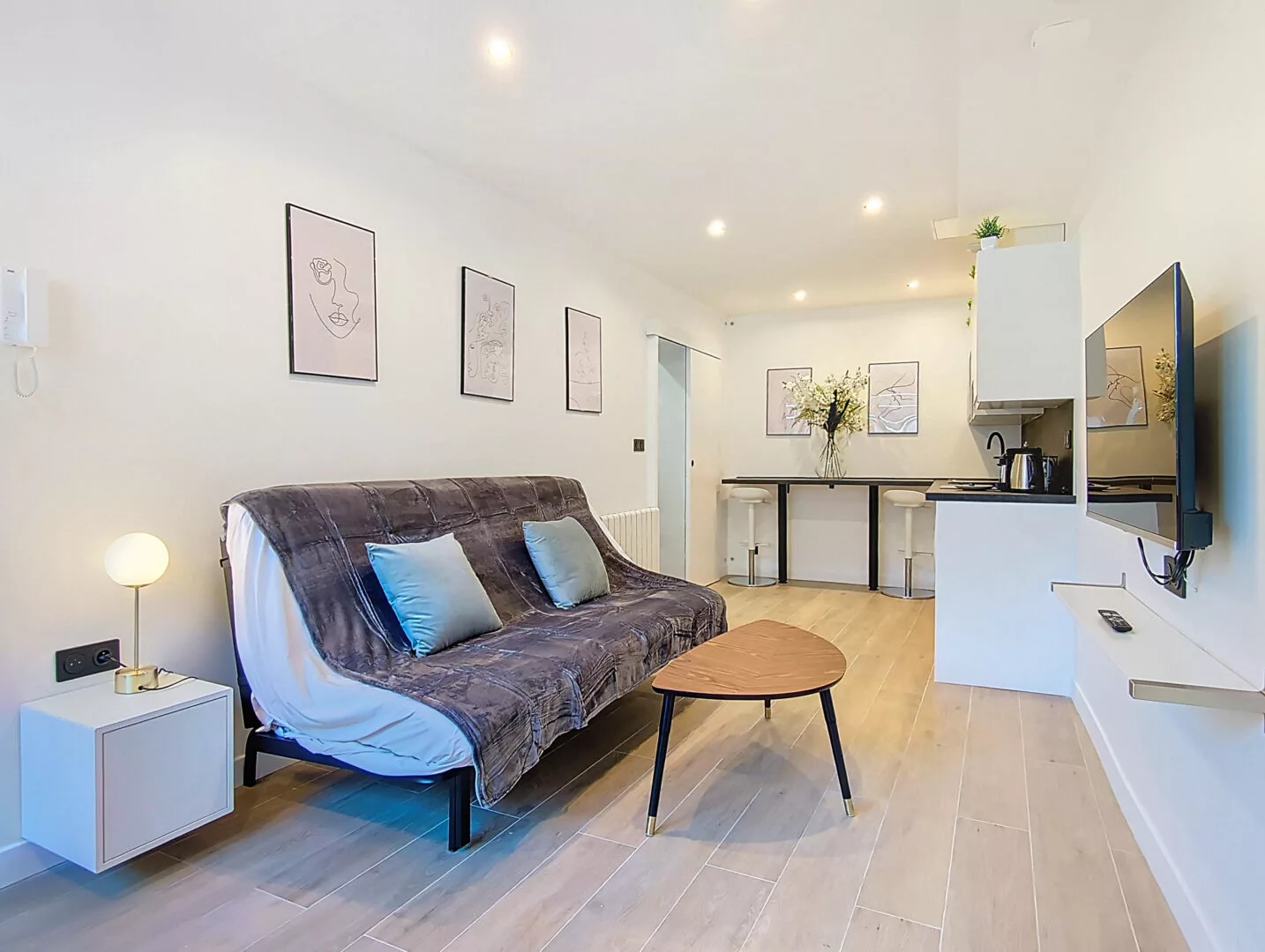 salon moderne avec canapé et cuisine ouvertelocation appartement argenteuil Salon moderne avec canapé et cuisine ouverte.