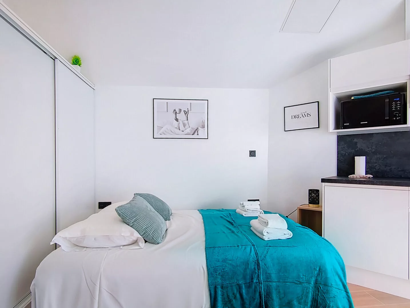 studio lit confort decoration moderne location appartement court et long sejour argenteuil Chambre moderne avec lit double et micro-ondes.