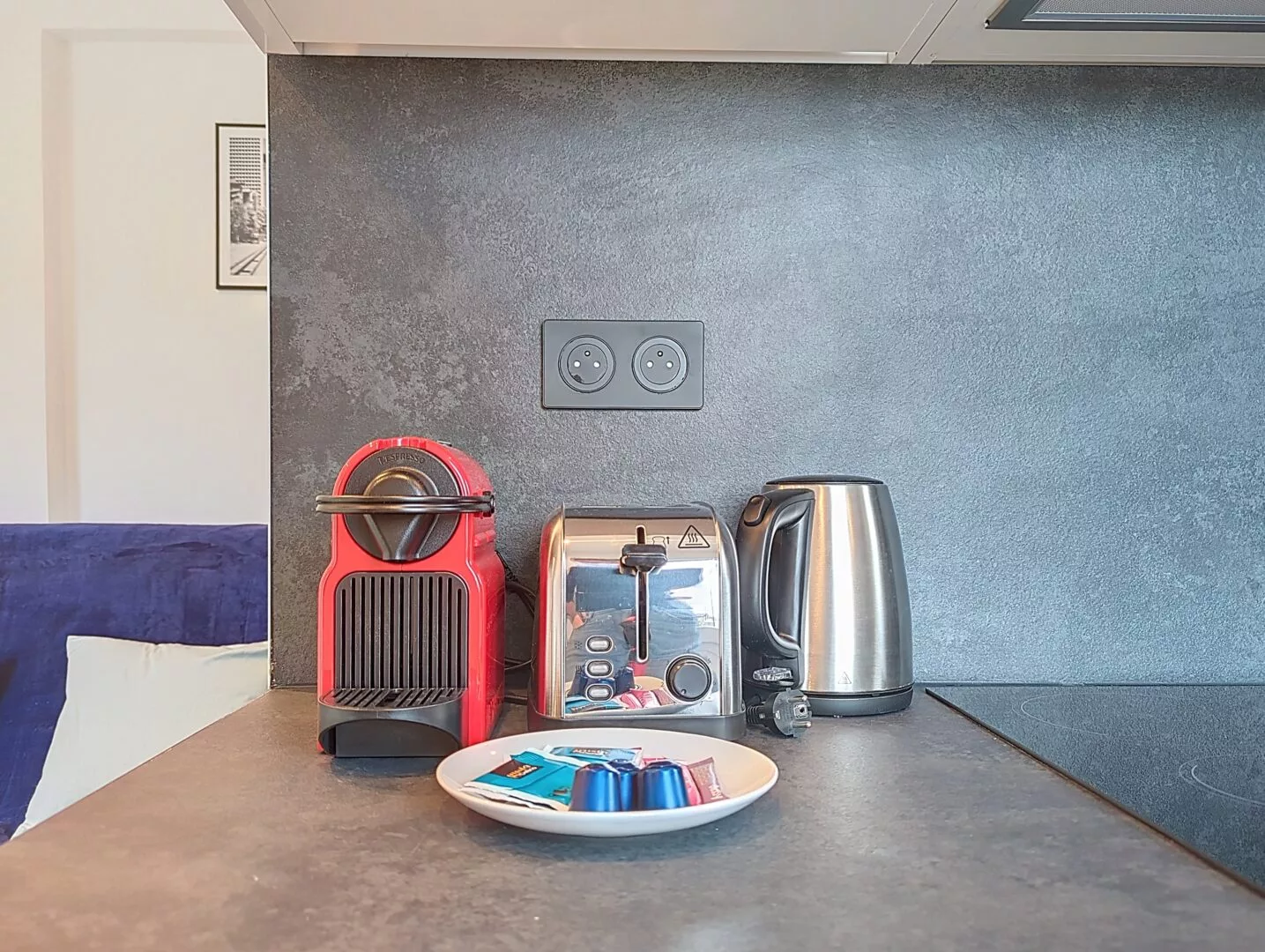 cafetière studio voyage argenteuil Cuisine avec machine à café, grille-pain, bouilloire.
