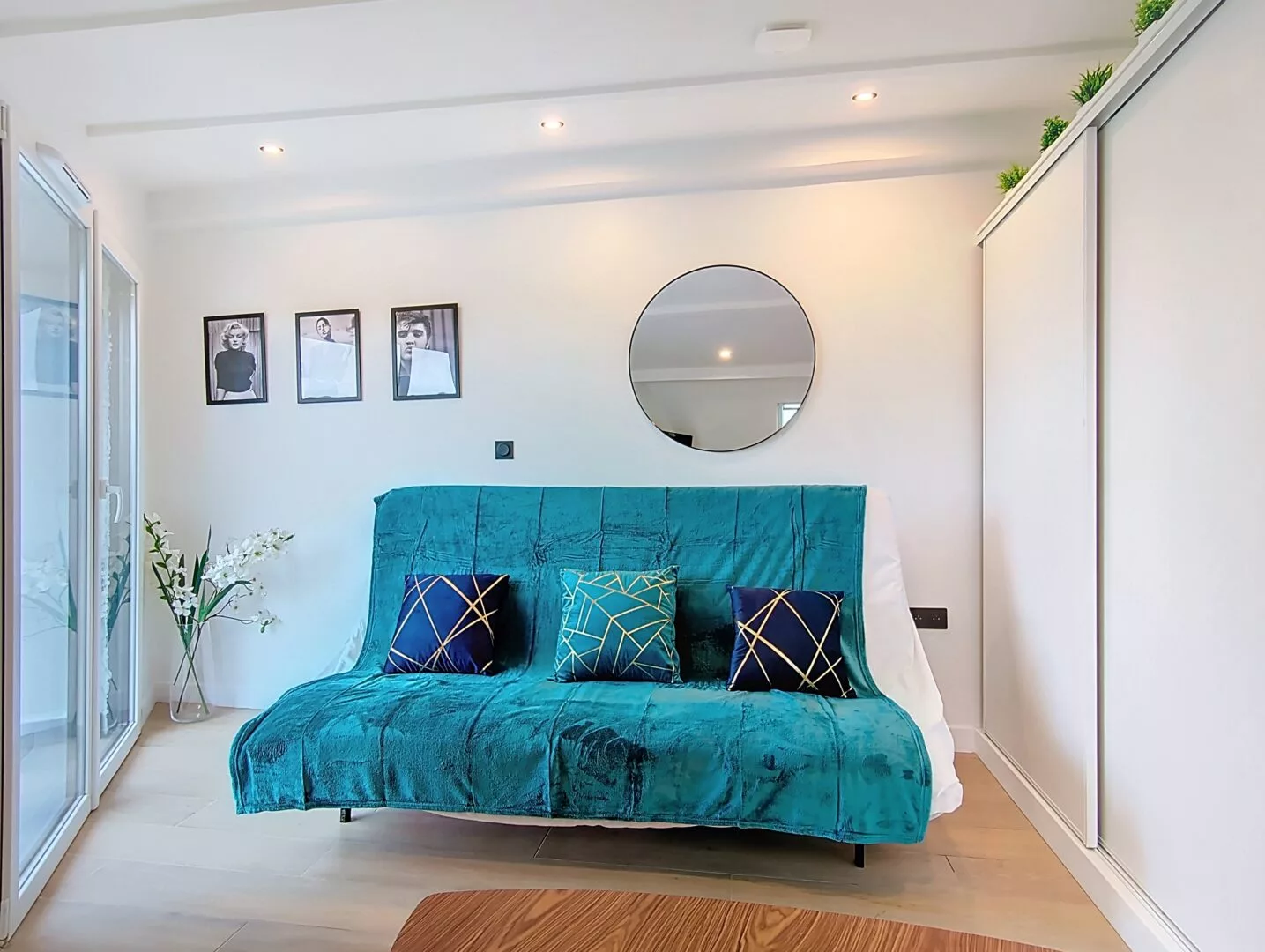 canapé appartement vie d'artiste argenteuil Salon moderne avec canapé bleu et coussins décoratifs