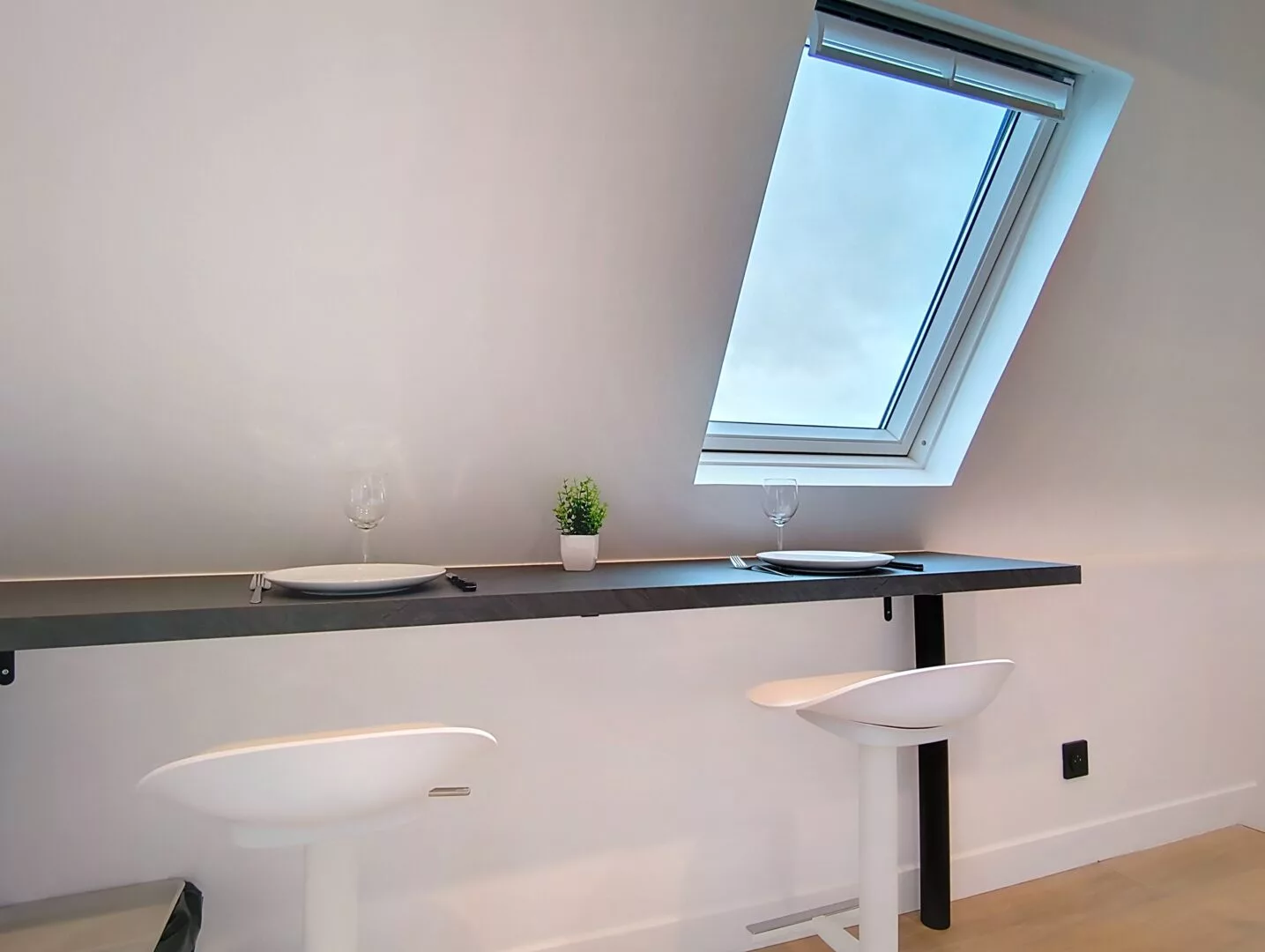 chaises cuisine appartement vie d'artiste argenteuil Salle à manger minimaliste avec fenêtre inclinée.