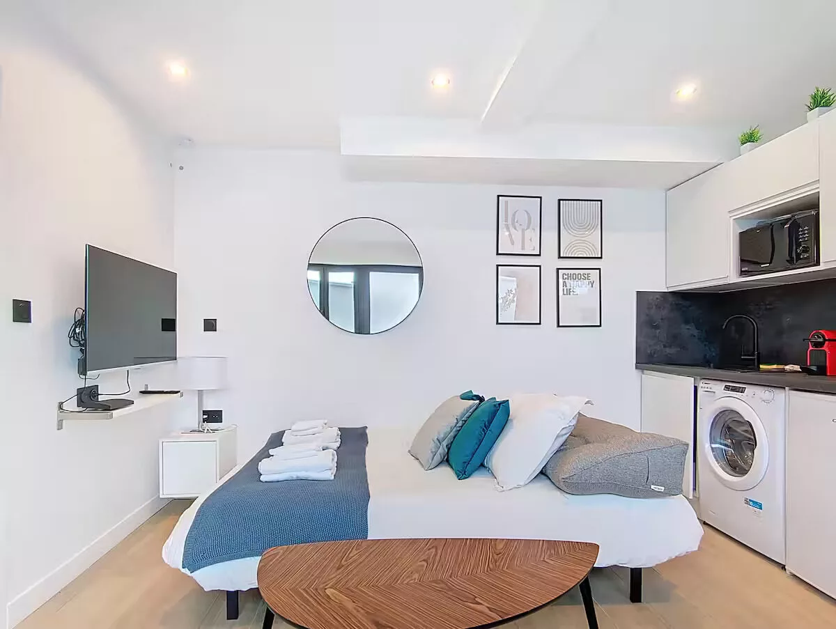 chambre be happy argentueil Studio moderne avec lit et cuisine intégrée.