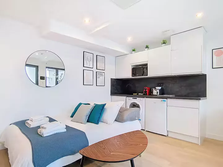 chambre vue 2 be happy argentueil Studio moderne avec kitchenette et lit.