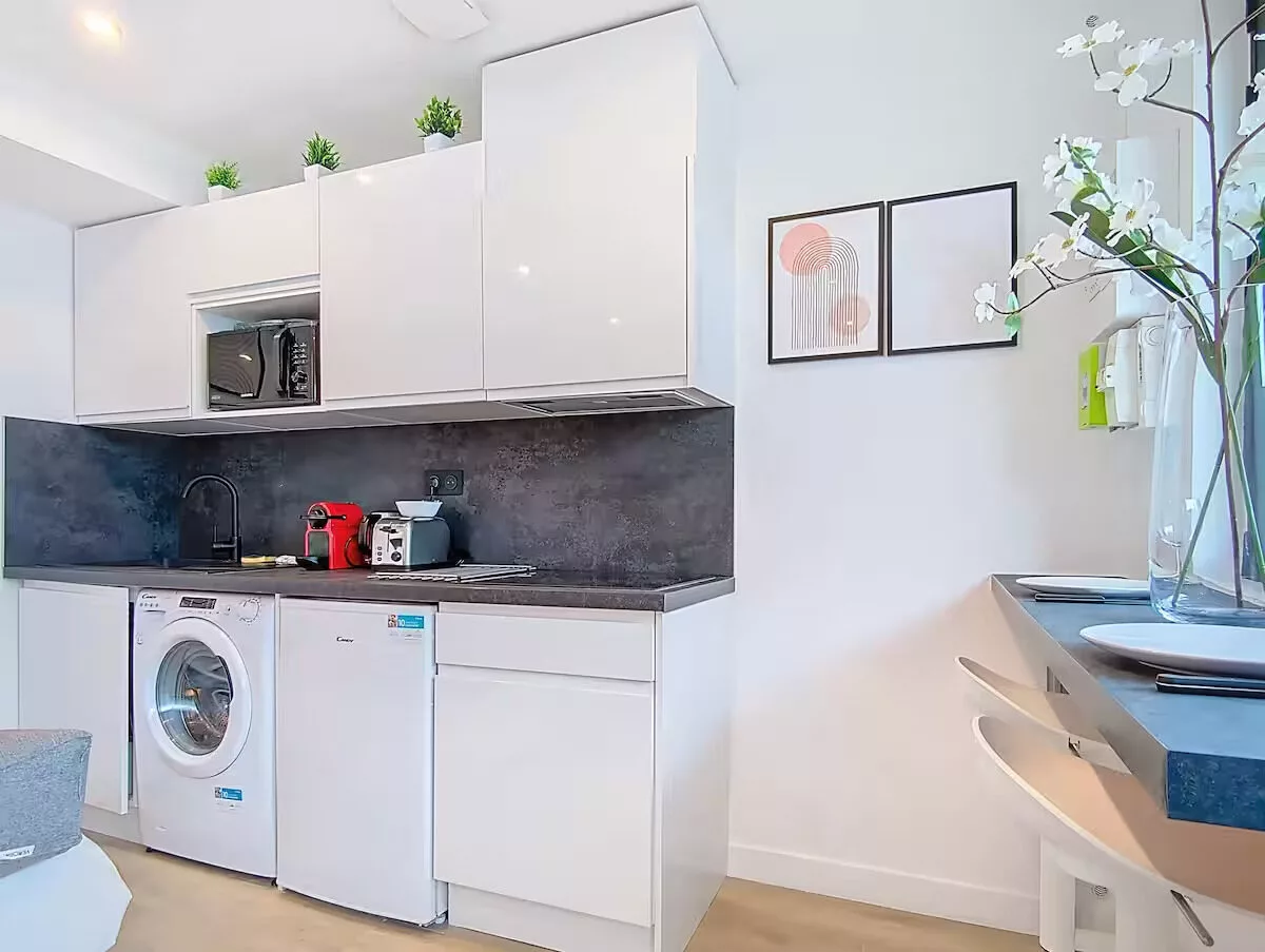 cuisine be happy argentueil Petite cuisine moderne avec électroménagers et décoration élégante.