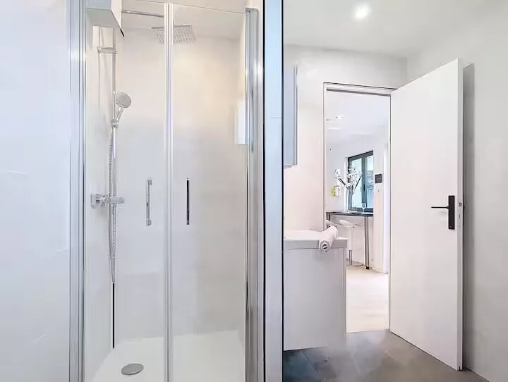 douche be happy argentueil Salle de bain moderne avec douche.