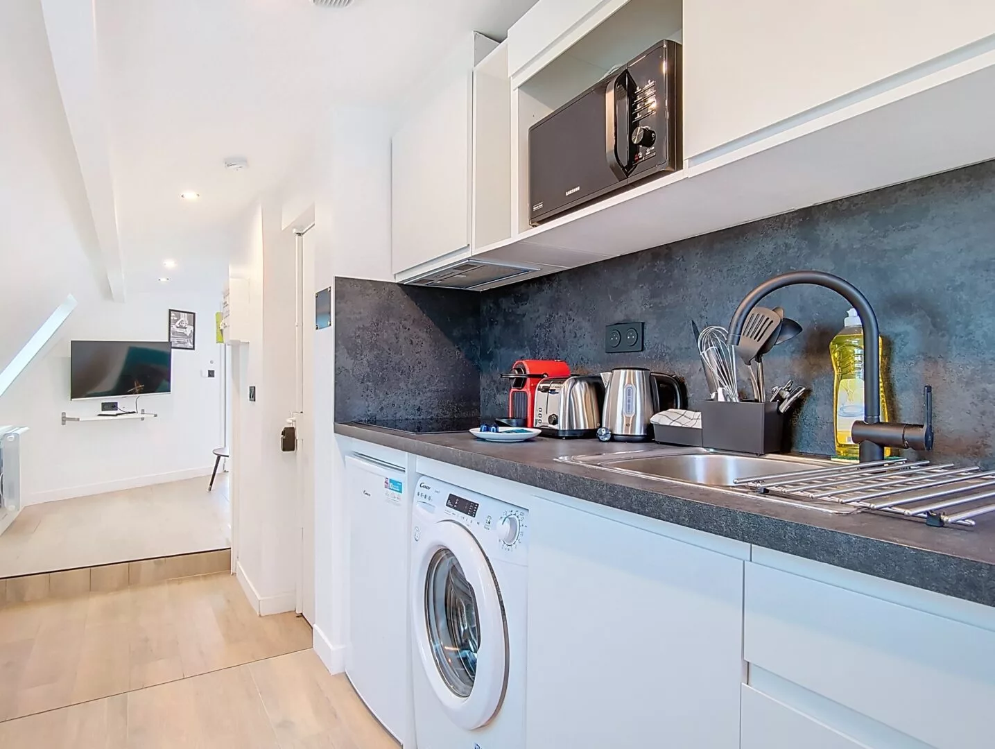 espace de vie appartement vie d'artiste argenteuil Cuisine moderne avec appareils électroménagers.