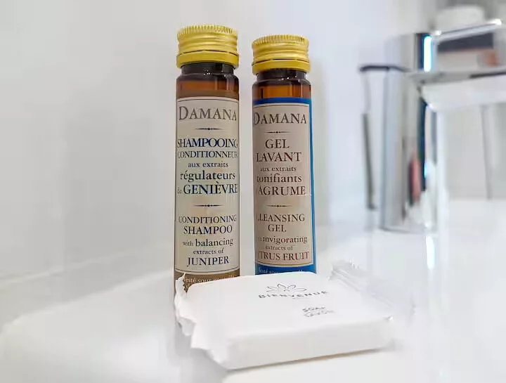 produits hygiène be happy argentueil Shampoing et gel lavant Damana sur lavabo.