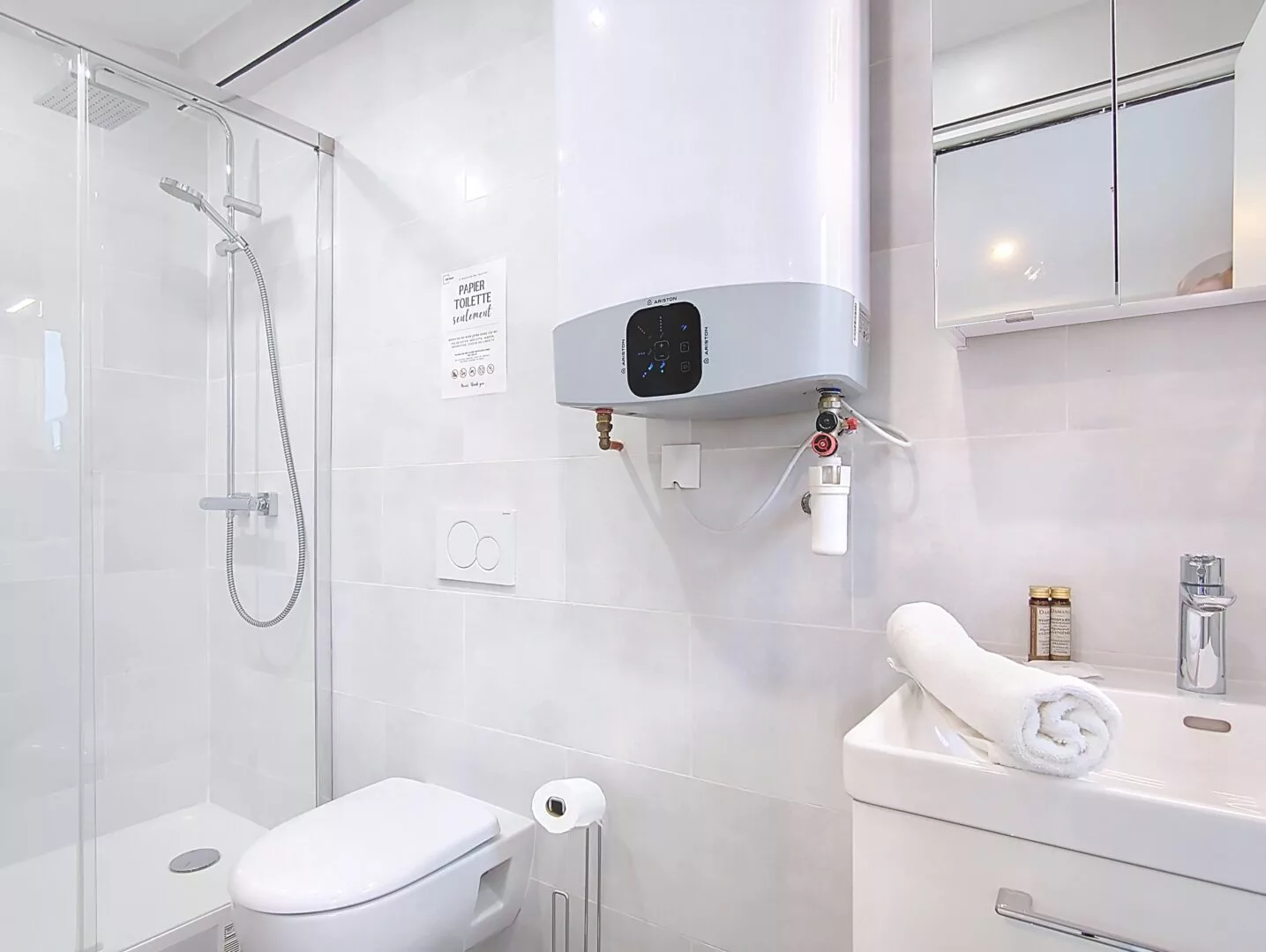 salle de bain appartement vie d'artiste argenteuil Salle de bain moderne avec douche et toilettes.