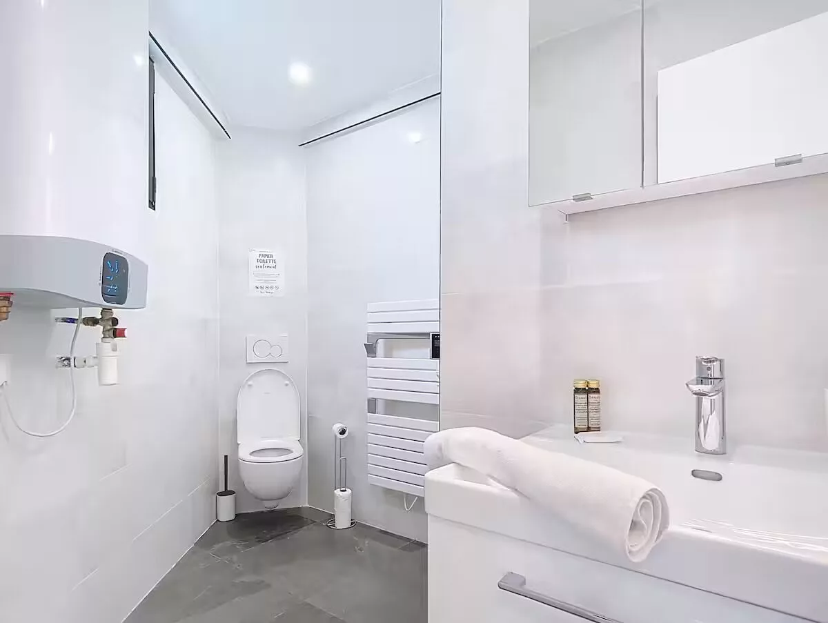 salle de bain be happy argentueil Salle de bain moderne avec sanitaires blancs.