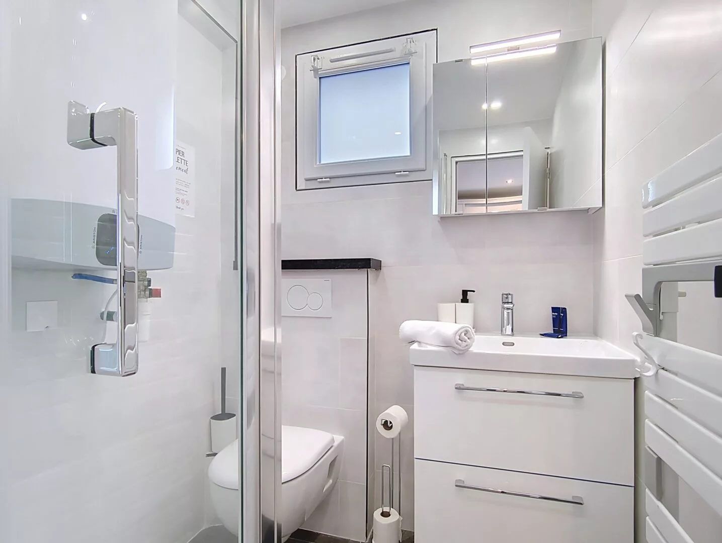 salle de bain location studio voyage argenteuil Salle de bain moderne avec douche et lavabo.