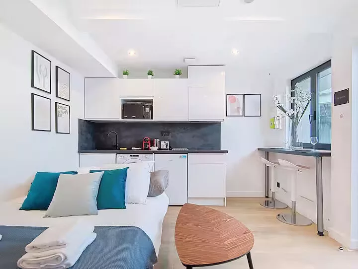 studio be happy argentueil Studio moderne avec cuisine équipée et table.