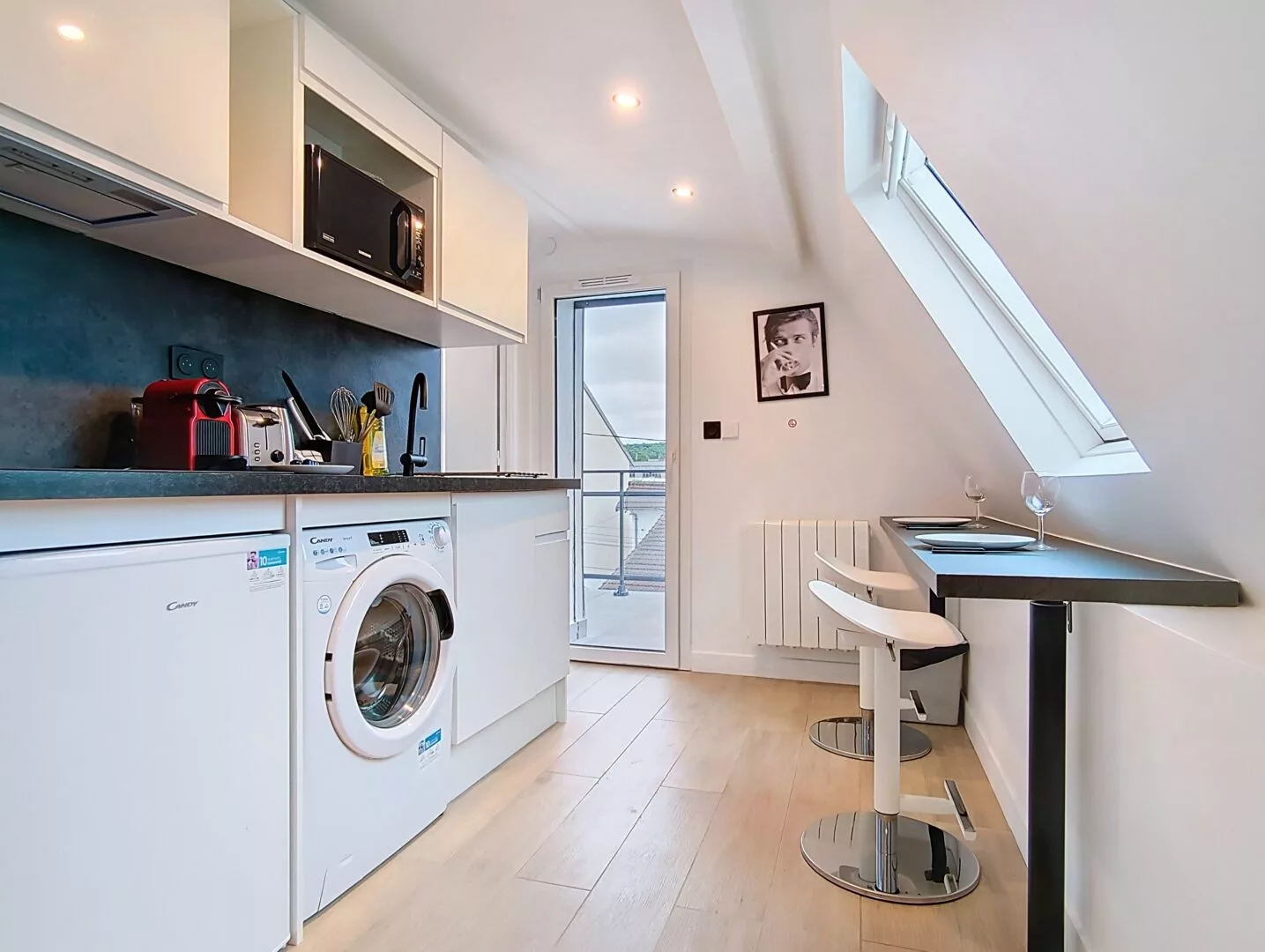 vue cuisine appartement vie d'artiste argenteuil Cuisine moderne avec appareils électroménagers et coin repas.