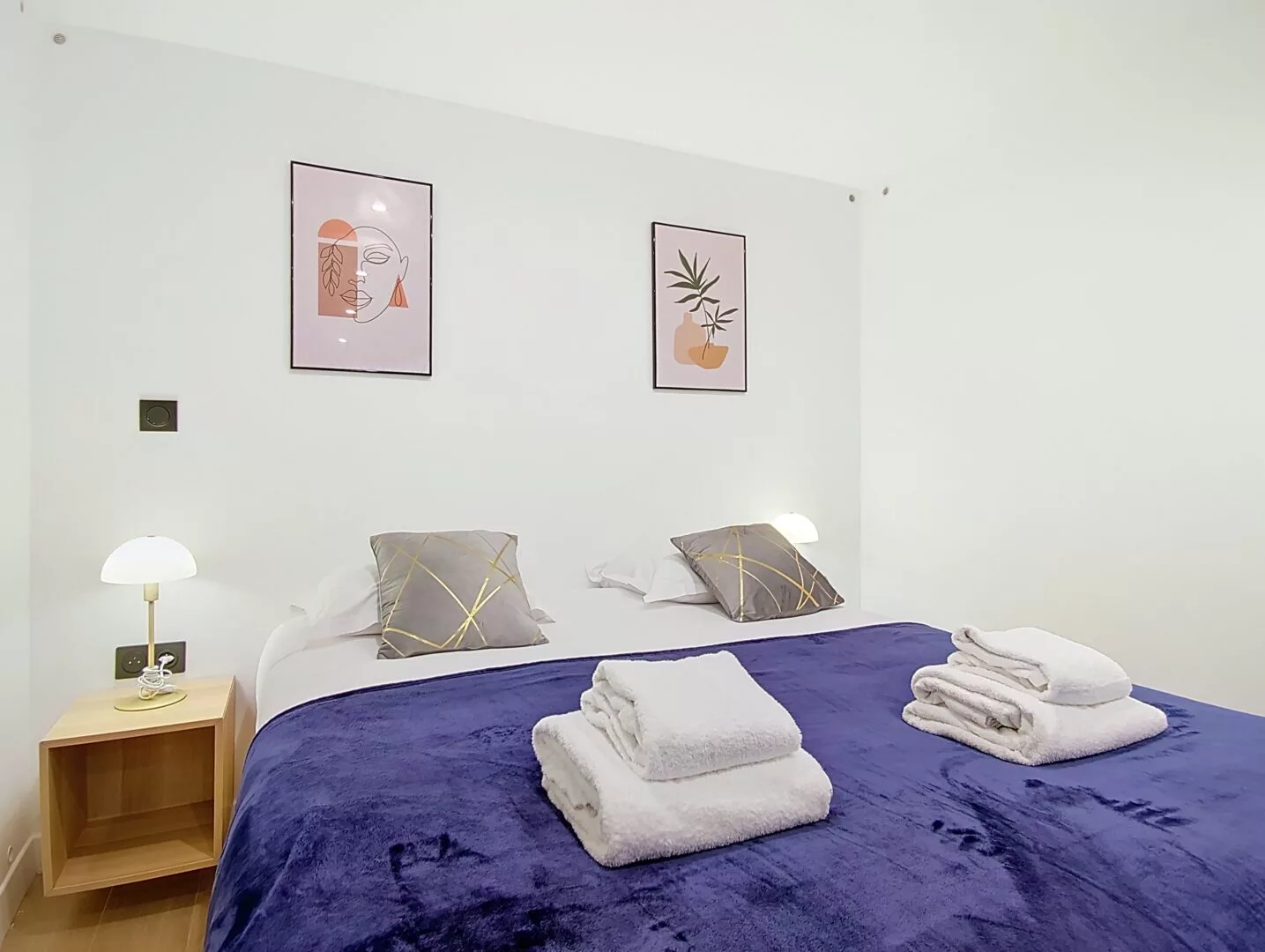 feel good chambre Chambre moderne avec lit double et décor minimaliste.