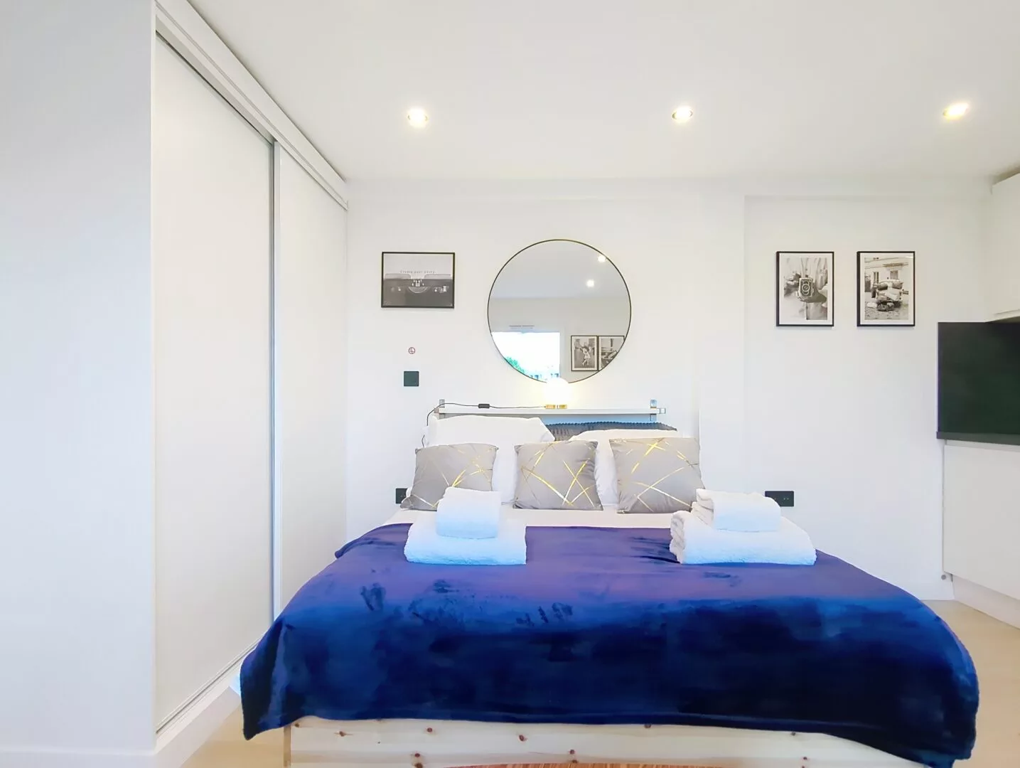 airbnb argenteuil studio la belle epoque coin nuit Chambre moderne avec lit double et décor élégant.