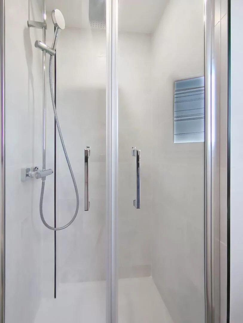 salle de bain moderne douche studio argenteuil Douche moderne avec parois en verre.