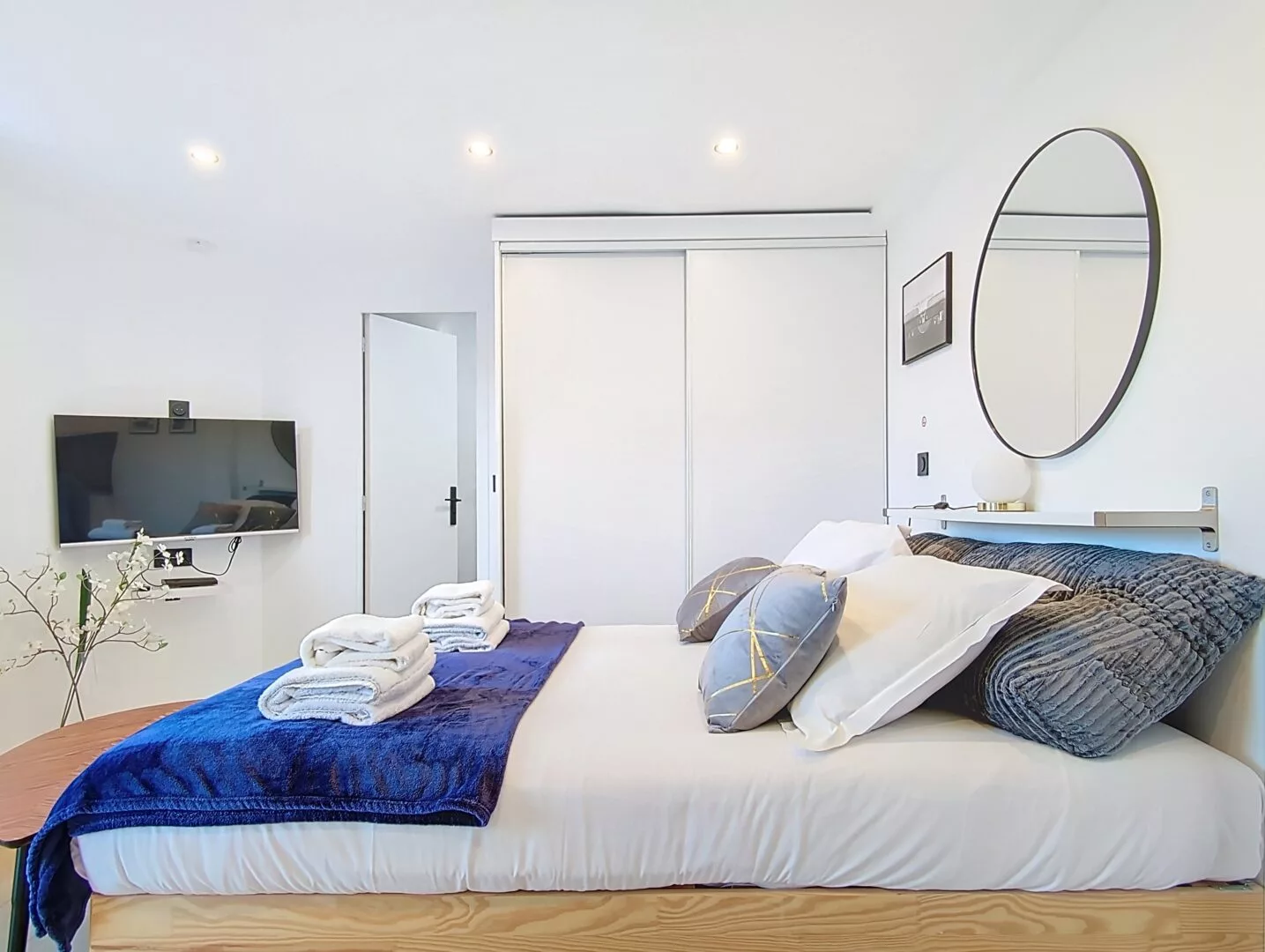 studio proche paris tv grand ecran wifi gratuit Chambre moderne avec lit et télévision.