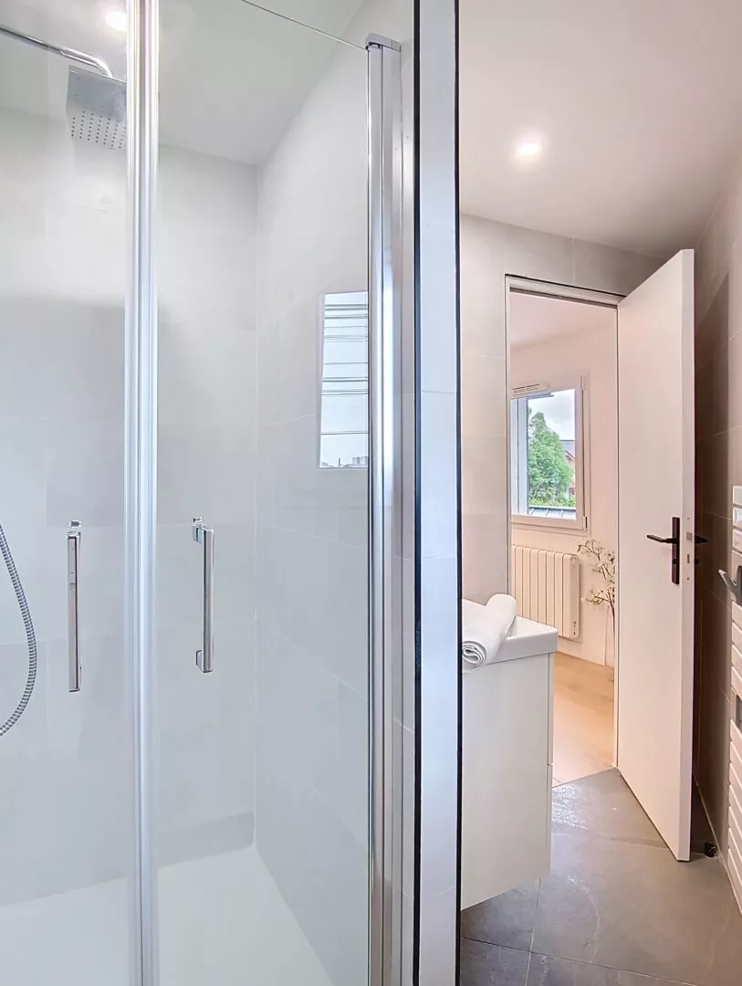 vue salle d eau vers espace nuit location argenteuil Salle de bain moderne avec douche.
