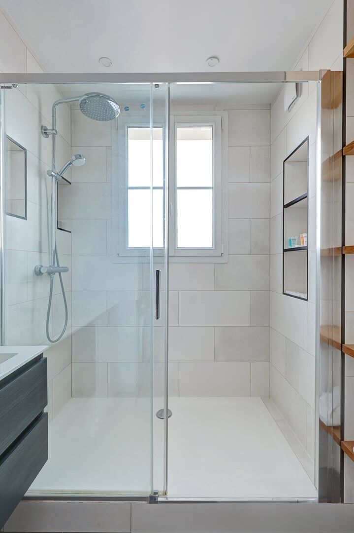 Salle de bain salle de bain suite modern art paris location appartement paris