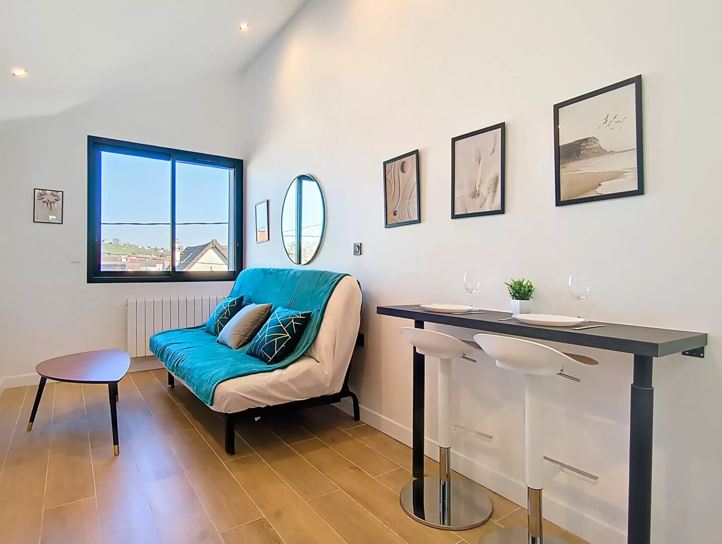 canape convertible et decoration moderne location appartement court et long sejour argenteuil Salon moderne avec canapé et table haute.