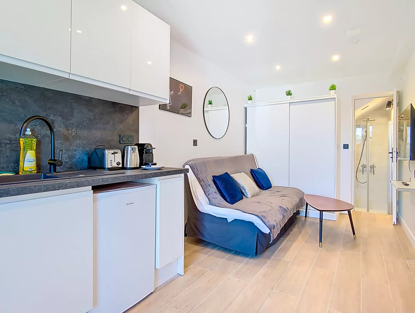 canape cuisine location appartement argenteuil Petit salon moderne avec canapé-lit.