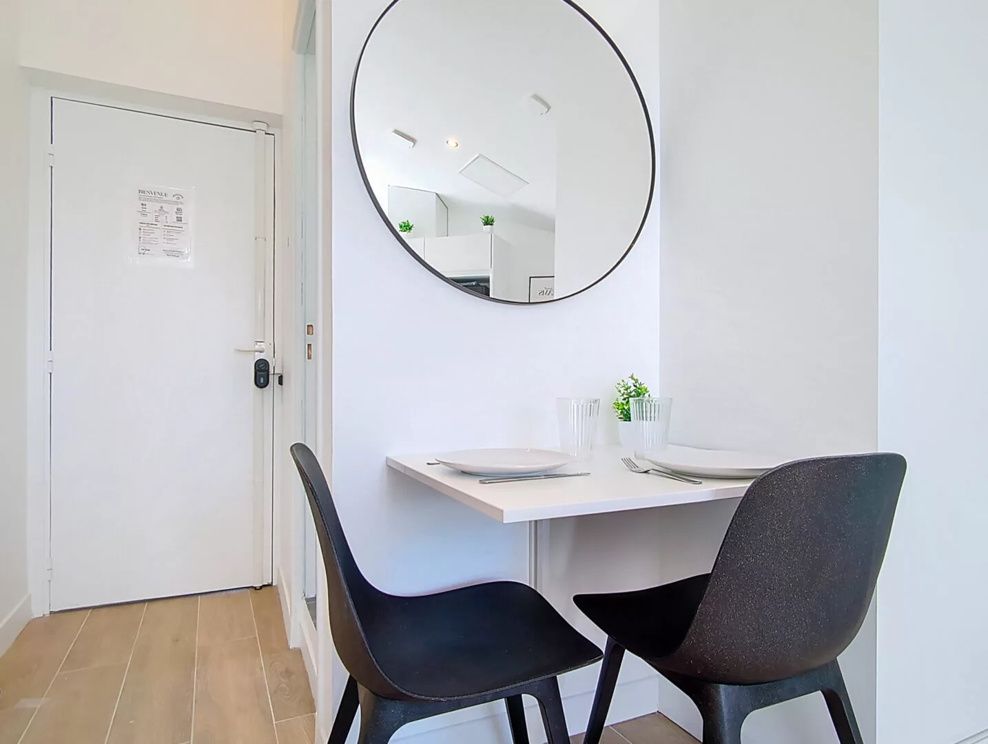 coin repas 2 personnes location appartement court et long sejour argenteuil Table à manger minimaliste avec miroir rond.