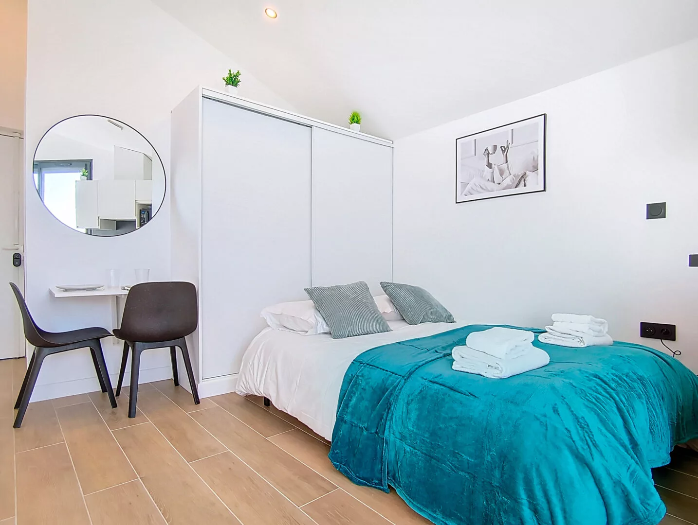 coin repas chambre location appartement court et long sejour argenteuil Chambre moderne avec lit et coin bureau.