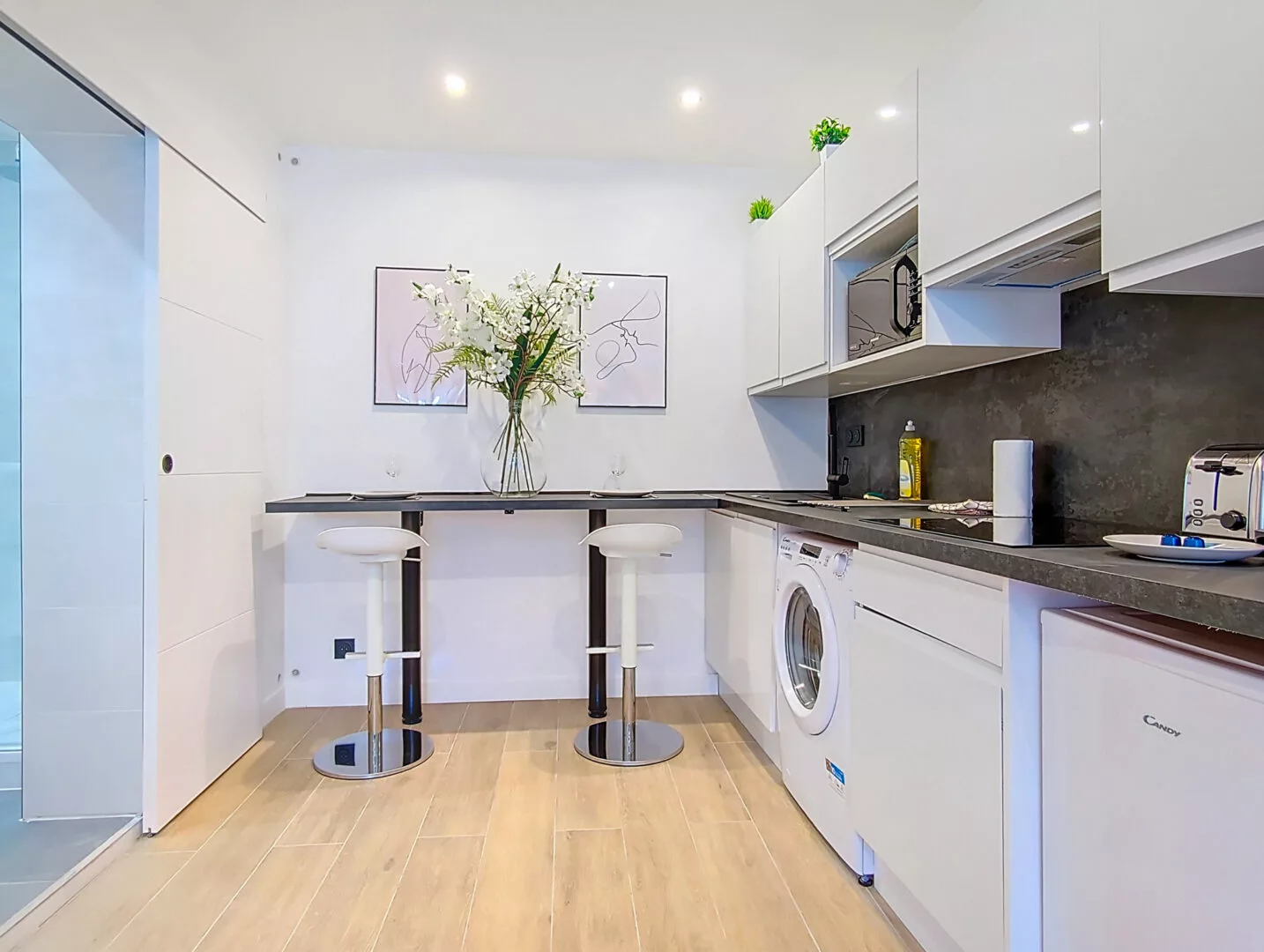 cuisine moderne avec électroménagers blancs location appartement argenteuil Cuisine moderne avec bar et électroménager.