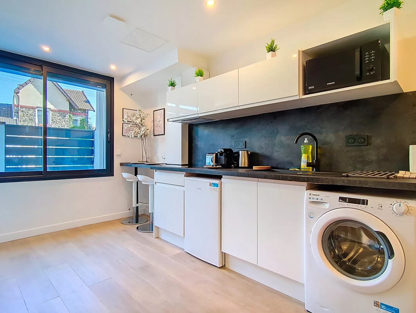 cuisine moderne avec équipement électroménager et fenêtre location appartement argenteuil Cuisine moderne avec électroménager et fenêtre.