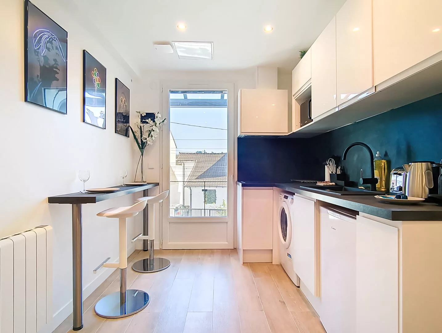 cuisine moderne location appartement argenteuil Cuisine moderne avec comptoir et fenêtres.