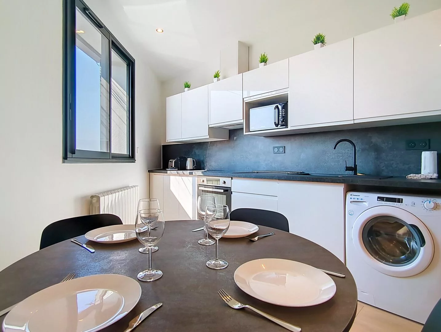 cuisine ouverte table ronde location appartement court sejour argenteuil