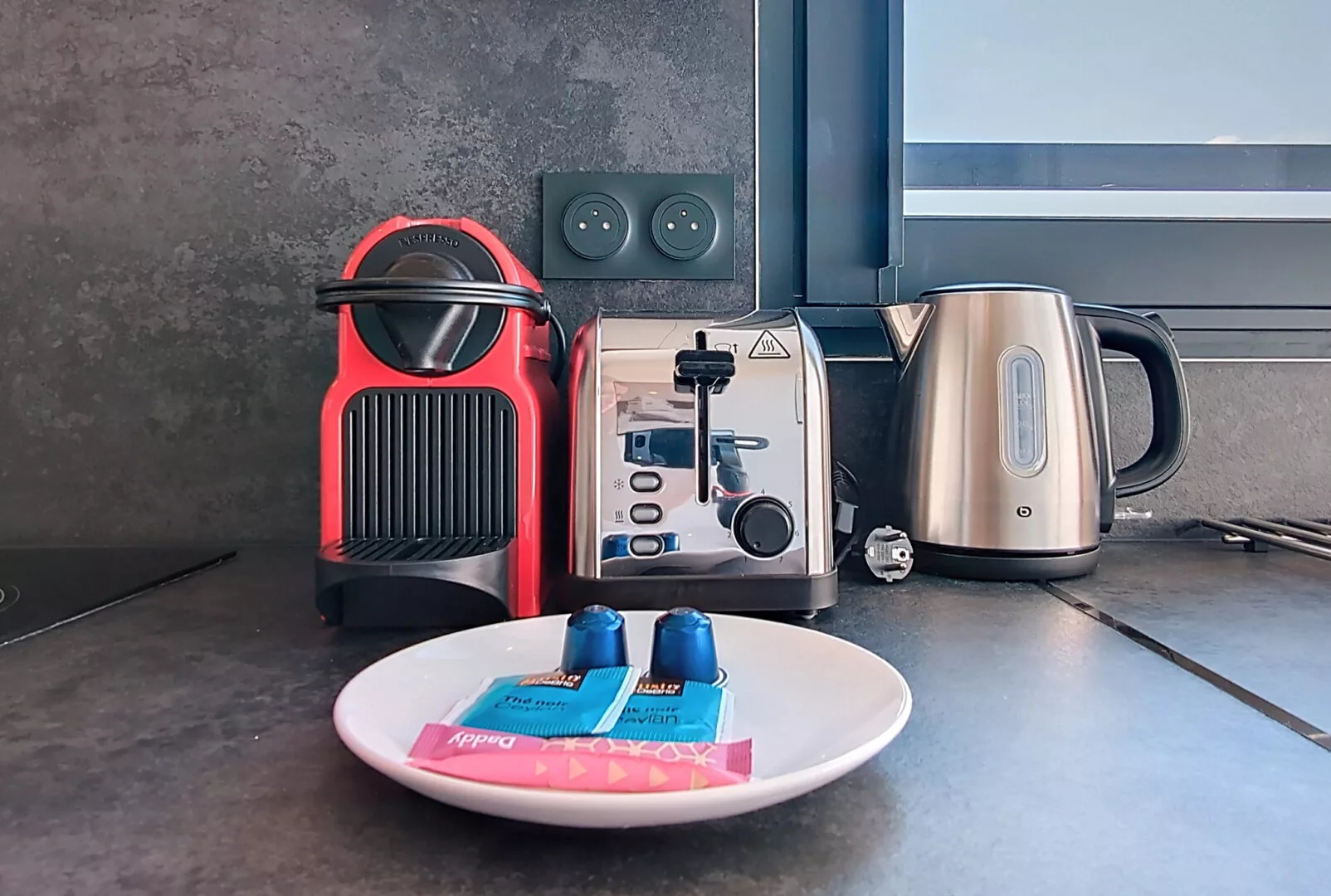 machine cafe grille pain bouilloire location appartement court et long sejour argenteuil Cuisine avec cafetière, grille-pain, bouilloire et capsules.