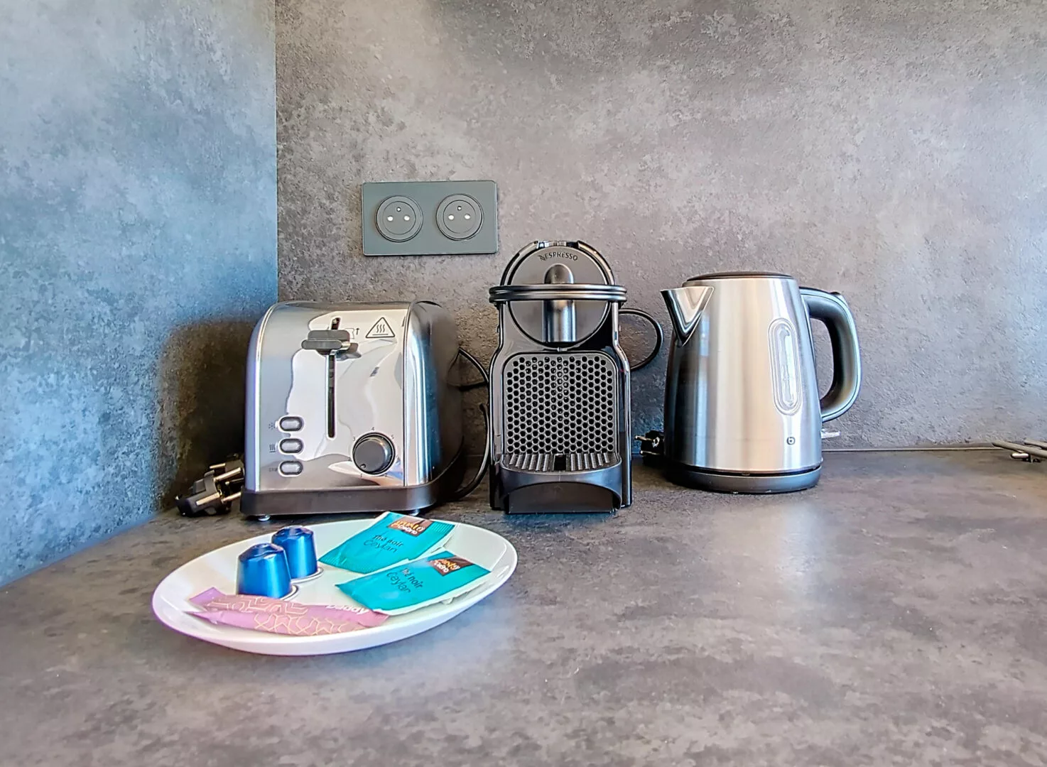 petit dejeuner machine a cafe location appartement court et long sejour argenteuil Cafetière, grille-pain et bouilloire sur le comptoir.