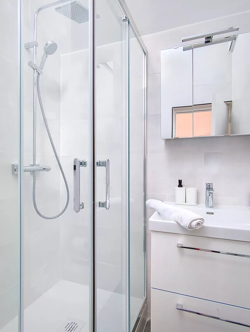 salle de bain douche moderne location appartement court et long sejour argenteuil Salle de bain moderne avec douche vitrée.