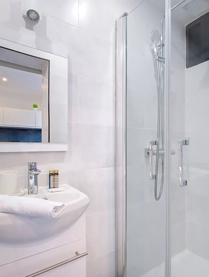 salle de bain moderne avec douche et lavabo location appartement argenteuil Salle de bain moderne avec douche et lavabo.