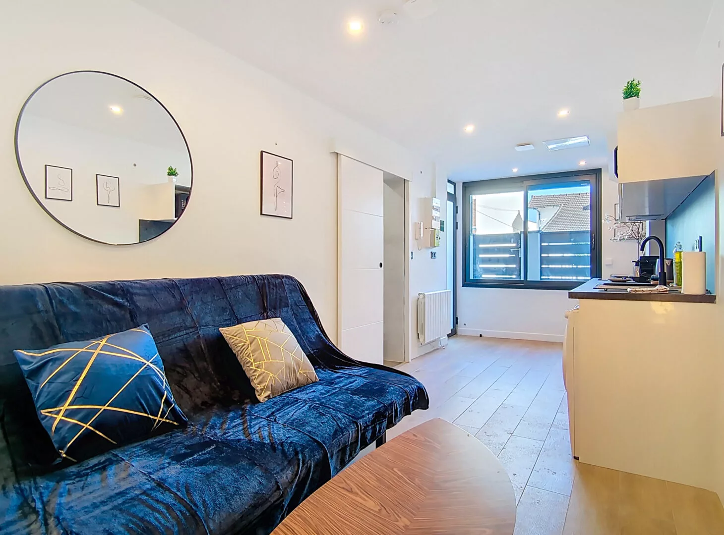 salon moderne avec canapé et cuisine ouverte location appartement argenteuil Salon moderne avec canapé et cuisine ouverte.