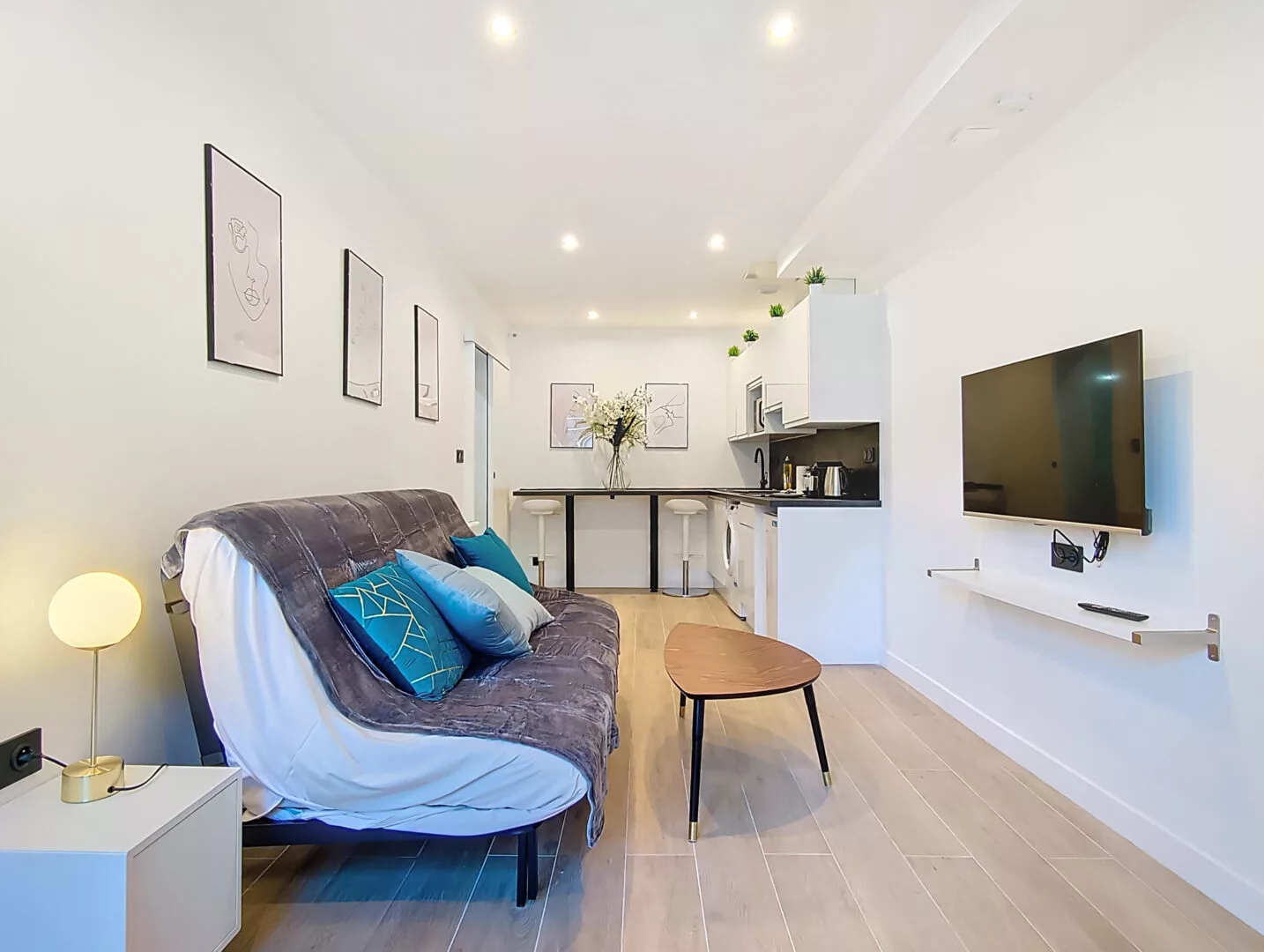 salon moderne avec canapé et cuisine ouverte Salon moderne avec cuisine ouverte et décor minimaliste.